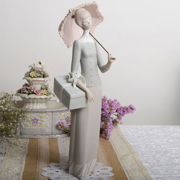 스페인 야드로 Lladro 우산과 선물을들고 있는 여자 도자기 인형